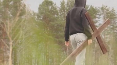 Adam haçı taşıyor. Haçı Calvary 'ye taşı. İnsan Tanrı 'ya inanır. Tanrı 'dan umut