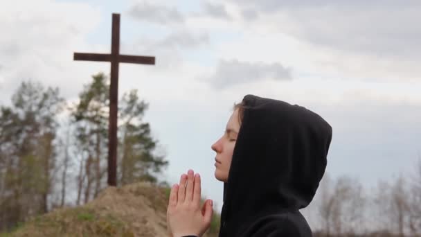 Girl Prays Cross Carry Cross Worshiping God Cross Man Believes — Stock Video