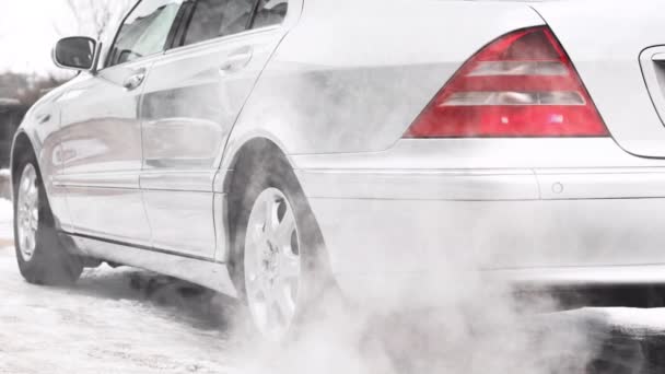 乌克兰切尔尼科夫 2018年11月22日 一辆奔驰S级汽车的后座和烟雾 冬季车 — 图库视频影像