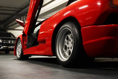 Kiev, Ukrayna - 22 Mayıs 2021: Kırmızı lüks süper araba Lamborghini Diablo Koenig. Yeraltı otoparkında özel kırmızı süper araba. Michelin lastikleri