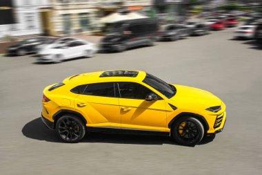 Kiev, Ukrayna - 22 Mayıs 2021: Sarı lüks süper SUV Lamborghini Urus hareket halinde. Lamborghini Urus SSUV şehirde.