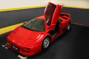 Kiev, Ukrayna - 22 Mayıs 2021: Kırmızı lüks süper araba Lamborghini Diablo Koenig. Yeraltı otoparkında özel kırmızı süper araba. Araba duvar kâğıdı