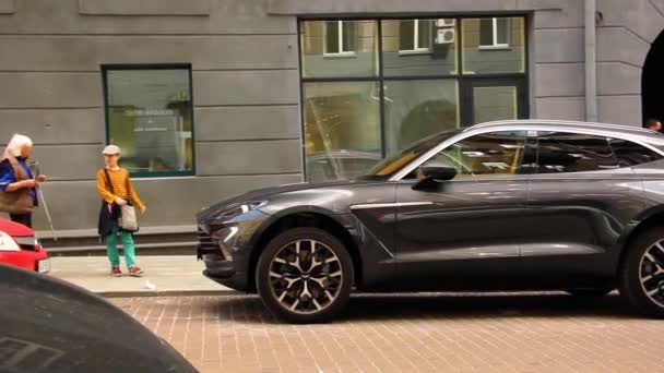 Kijev Ukrajna Május 2021 Aston Martin Dbx Szürke Luxus Szuper — Stock videók