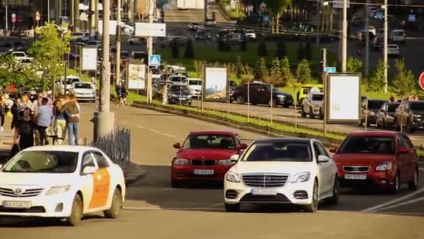 Kyjev Ukrajina Května 2021 Třída Mercedes Jezdí Městě Bílý Mercedes — Stock video
