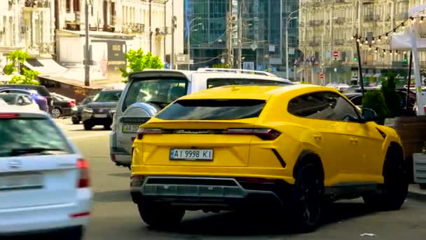 2021年5月22日 乌克兰基辅 黄色豪华超级Suv Lamborghini Urus停靠在该市 城市里的兰博基尼Urus Ssuv — 图库视频影像