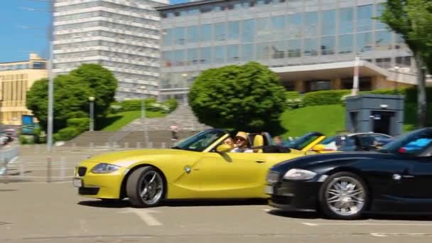 Kiev Ukraine May 2021 Bmw Cars Different Colors Pull Out — Video Stock