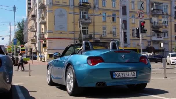 Kyjev, Ukrajina - 22. května 2021: Vícebarevné vozy BMW Z4 zaparkované ve městě. BMW Roadster Car