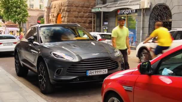 Kijev Ukrajna Május 2021 Aston Martin Dbx Szürke Luxus Szuper — Stock videók