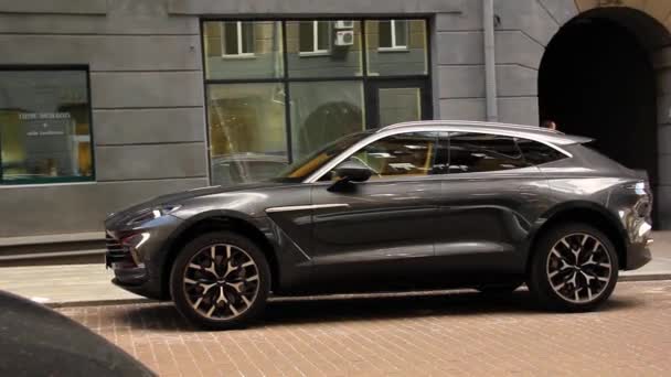 Київ Україна Травня 2021 Aston Martin Dbx Сірий Розкішний Суперпозашляховик — стокове відео