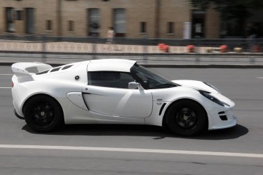 Kiev, Ukrayna - 22 Mayıs 2021: Lotus Exige S harekete geçti. İngiliz süper arabası yolda.