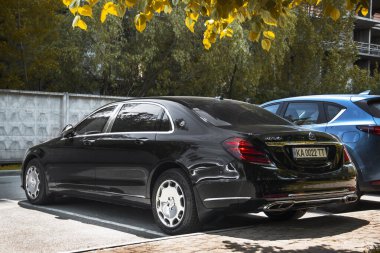 Kiev, Ukrayna - 22 Mayıs 2021: Lüks Mercedes-Benz Maybach S560