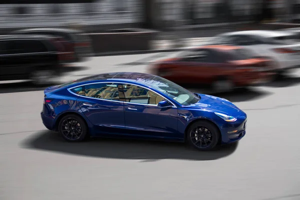 Kiev Ukrayna Mayıs 2021 Tesla Model Hareket Halinde Elektrikli Araba — Stok fotoğraf