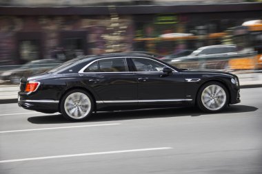 Kiev, Ukrayna - 22 Mayıs 2021: Lüks sedan Bentley Flying Spur 2020 yüksek hızda. Bulanık araba. Araba hareket halinde