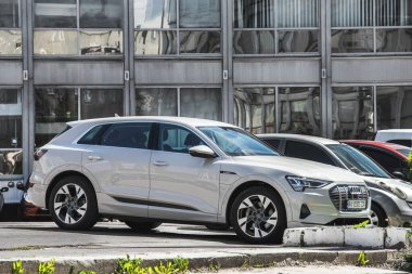 Kiev, Ukrayna - 22 Mayıs 2021: Audi E-tron. Gri elektrikli Audi E-tron arabası şehirde park halinde.