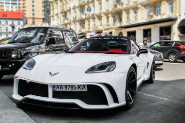Kiev, Ukrayna - 22 Mayıs 2021: Beyaz Amerikan spor arabası Chevrolet Corvette Üstü açılabilen araç