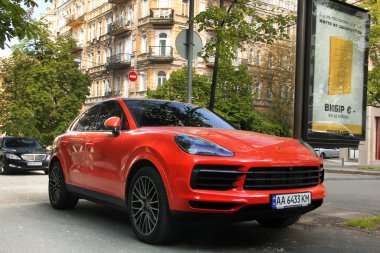 Kiev, Ukrayna - 22 Mayıs 2021: Parlak turuncu Alman Porsche Cayenne arabası