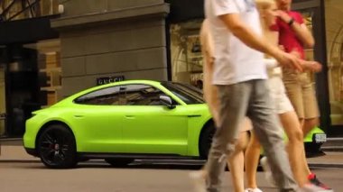 Kiev, Ukrayna - 19 Haziran 2021: Parlak ve pahalı Porsche Taycan