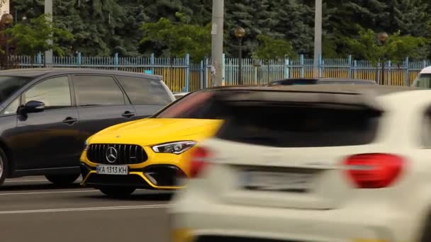 Київ Україна Червня 2021 Жовтий Швидкий Mercedes Cla Amg Дорозі — стокове відео