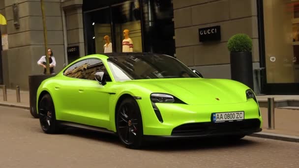 Kiew Ukraine Juni 2021 Heller Und Teurer Porsche Taycan Parkt — Stockvideo