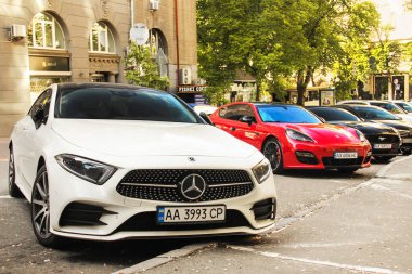 Chernihiv, Ukrayna - 22 Mayıs 2021: Mercedes-Benz CLS 400 ve Porsche Panamera ve Ford Mustang
