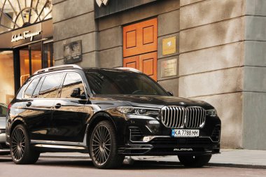 Kiev, Ukrayna - 22 Mayıs 2021: Lüks SUV BMW Alpina XB7
