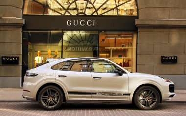 Kiev, Ukrayna - 22 Mayıs 2021: Lüks Porsche Cayenne SUV Gucci mağazasının önünde park halinde.