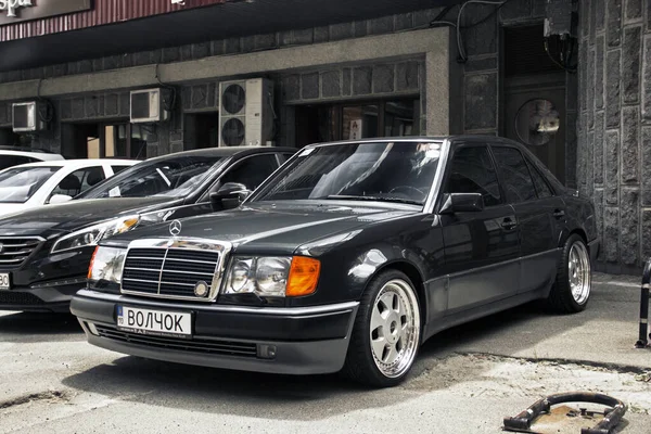 Kiew Ukraine Juni 2021 Grauer Mercedes E500 W124 Wolf Parkt — Stockfoto