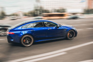 Kiev, Ukrayna - 19 Haziran 2021: Mavi Mercedes-Benz GT 63 S AMG V8 BiTurbo hareket halinde. Bulanık araba. Mercedes AMG yüksek hızda