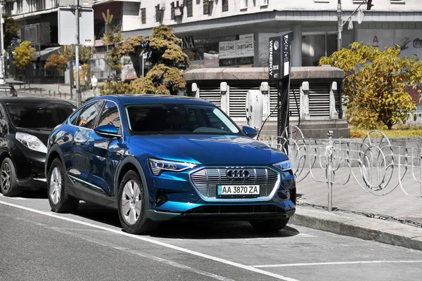Киев Украина Июня 2021 Года Зарядка Электромобиля Audi Tron Городе — стоковое фото