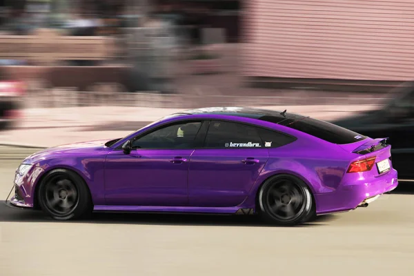 Κίεβο Ουκρανία Μαΐου 2021 Purple Audi Κίνηση Tuned Audi Στην — Φωτογραφία Αρχείου