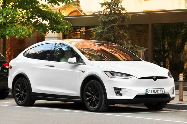 Kiev Ucrânia Maio 2021 Tesla Model Carro Elétrico Branco Estacionado — Fotografia de Stock