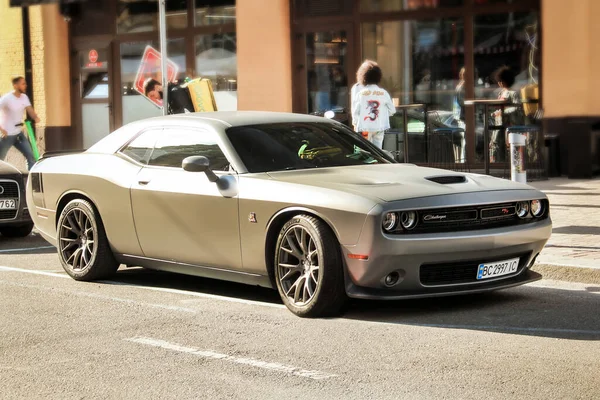 Kiev Ucrânia Maio 2021 Carro Muscular Cinza Dodge Challenger Estacionado — Fotografia de Stock