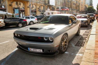 Kiev, Ukrayna - 22 Mayıs 2021: Gri kaslı Dodge Challenger R / T şehirde park halinde.