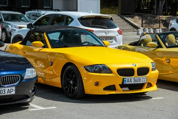 キエフ ウクライナ 2021年5月22日 市内のBmw Z4車の行 列のカラーBmw車 — ストック写真