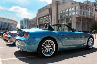 Kiev, Ukrayna - 22 Mayıs 2021: Şehirde BMW Z4 arabaları. Arka arkaya renkli BMW arabalar