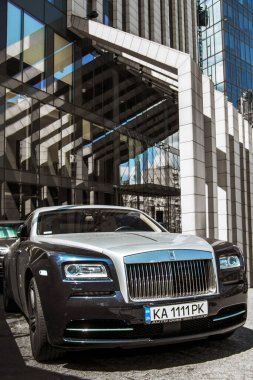 Kiev, Ukrayna - 12 Haziran 2021: Lüks İngiliz Rolls-Royce Wraith arabası şehirde park halinde