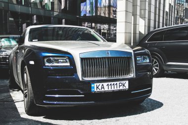 Kiev, Ukrayna - 12 Haziran 2021: Lüks İngiliz Rolls-Royce Wraith arabası şehirde park halinde