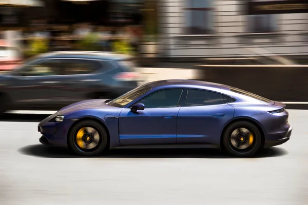 Kiev Ucrania Junio 2021 Porsche Taycan Eléctrico Azul Ciudad Porsche — Foto de Stock