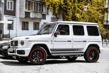 Kiev, Ukrayna - 22 Mayıs 2021: Beyaz SUV Mercedes-Benz G500 AMG