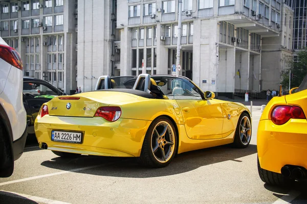 Kiev Ucrânia Maio 2021 Bmw Roadster Alemão Amarelo Estacionado Cidade — Fotografia de Stock