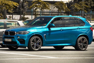 Kiev, Ukrayna - 12 Haziran 2021: Alman BMW X5 M yolda