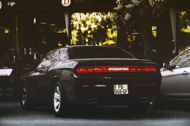 Kiev, Ukrayna - 22 Mayıs 2021: Siyah Dodge Challenger şehirde park halinde. Amerikan Kas Arabası