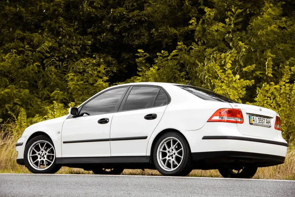 Чернігів Україна Липня 2021 Вагон Сааб Дорозі Білий Saab Машина — стокове фото