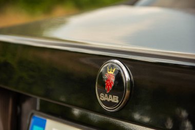 Chernigov, Ukrayna - 24 Temmuz 2021: Saab logosu. Siyah Saab arabası yaklaş.