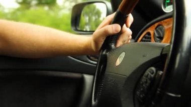 Chernigov, Ukrayna - 24 Temmuz 2021: Bir adam Saab arabası kullanıyor. Adam araba kullanıyor. Saab 900 Turbo