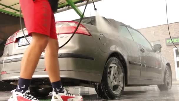 Czernihów Ukraina Lipca 2021 Facet Myje Samochód Saab Samochód Myjni — Wideo stockowe