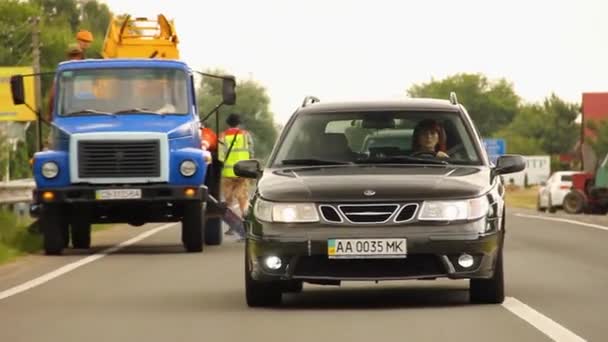 Chernigov Ukrajina Července 2021 Saab Auta Pohybu Silnici Auto Jede — Stock video