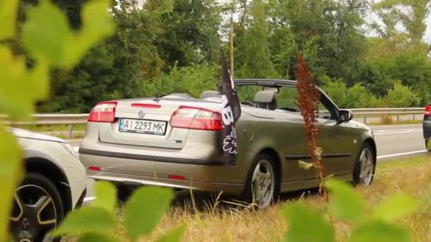ウクライナのチェルニコフ 2021年7月24日 道路上のサアブ車 木の背景にあるサアブ9 3カブリオレット — ストック動画