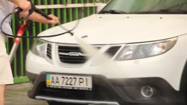 Csernyigov Ukrajna Július 2021 Egy Férfi Lemossa Autót Saab Autó — Stock videók