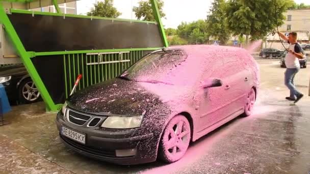Czernihów Ukraina Lipca 2021 Człowiek Myje Samochód Saab Samochód Różowej — Wideo stockowe